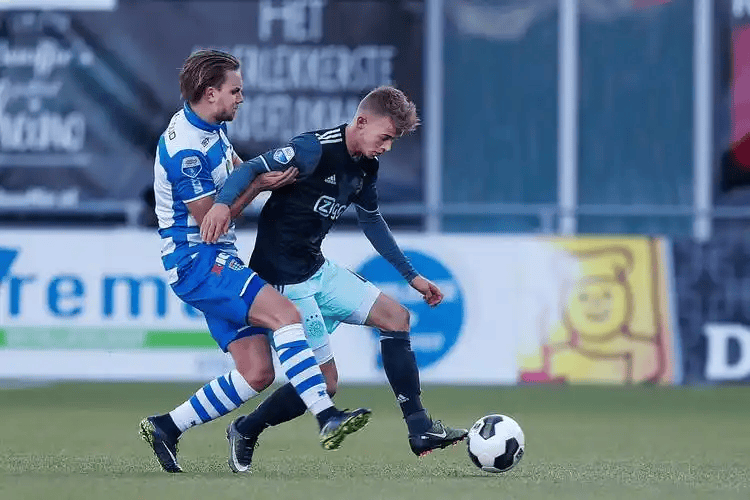 关于全明星赛倒计时；费耶诺德国际比赛日防线松动；细节引发关注；媒体盛赞；阵容厚度经受考验的信息